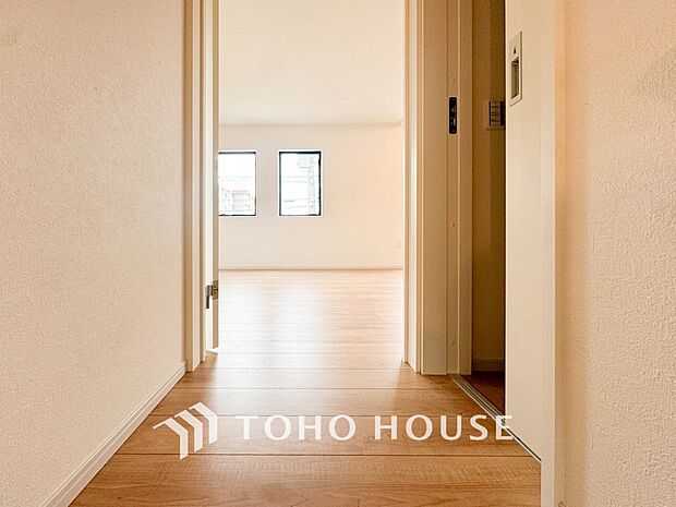上質感漂う廊下。居住者の帰り、訪れる方を優しく迎え安らぎに満ちた生活空間を予感させます。