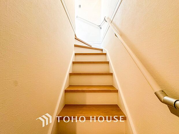 パブリックゾーンとプライベートゾーン繋ぐ階段。豊かな陽光が注ぎ込み、爽やかな住空間を演出。