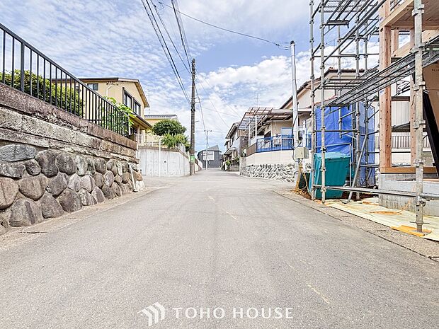 前面道路含む現地写真『快適』は「家」と「街」と「環境」が調和した時に訪れるだと改めて感じさせてくれます。