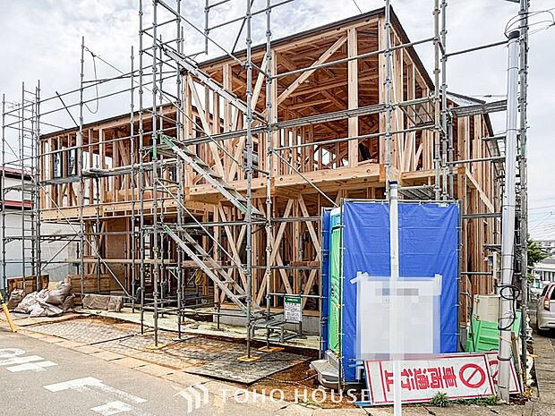 住む人を映し出す洗練された佇まいは、いつまでも輝き続けながらいつしか街の風景に溶け込んでいきます。