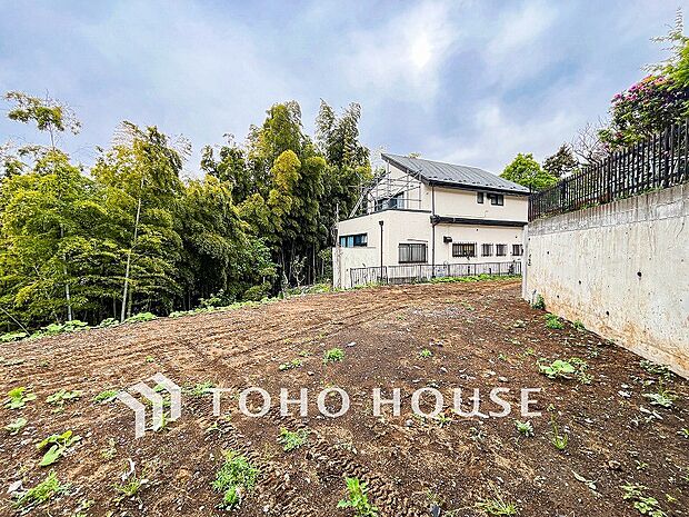 駅まで徒歩圏内の閑静な住宅街。緑豊かで穏やかな暮らしを実現できるロケーションです。
