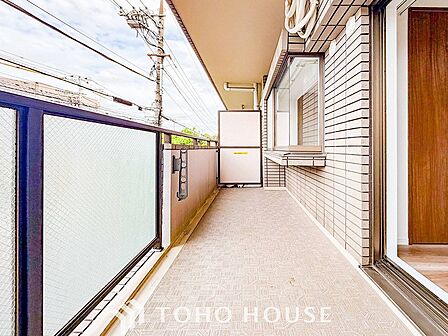 暮らしの中で光と風を演出してくれるバルコニー。