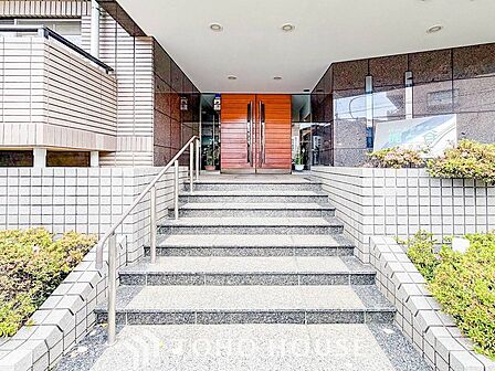 シャープでスタイリッシュなデザインが印象的な洗練の住まい。居住者を温かく迎えてくれる。