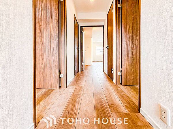 上質感漂う廊下。居住者の帰り、訪れる方を優しく迎える・安らぎに満ちた生活空間を予感させる。