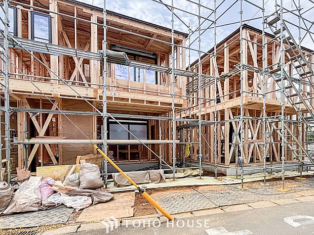 風を感じ解放感あふれる光に満ちた住まい。