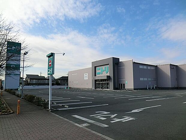 店内が明るく通路も広くて買い物しやすい。小物類の商品が豊富で陳列も見やすいです。
