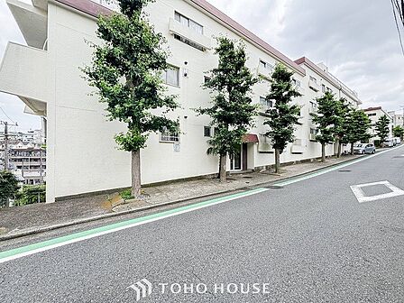 前面道路含む現地写真『快適』は「家」と「街」と「環境」が調和した時に訪れるだと改めて感じさせてくれます。