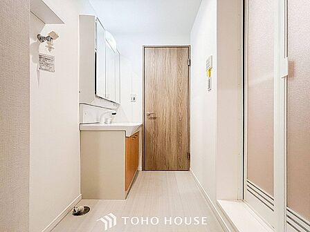 落ち着いた空間を演出するカラーと、ゆったりお使い頂ける広さが魅力のパウダールーム。