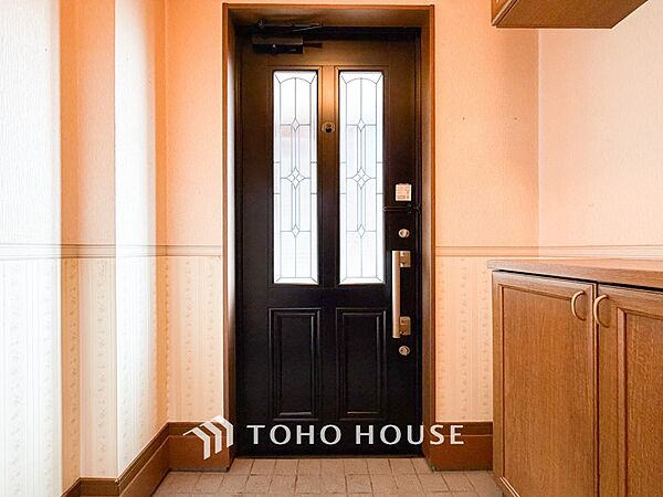 居住者の帰り、訪れる方を優しく迎えてくれる開放感のある玄関。