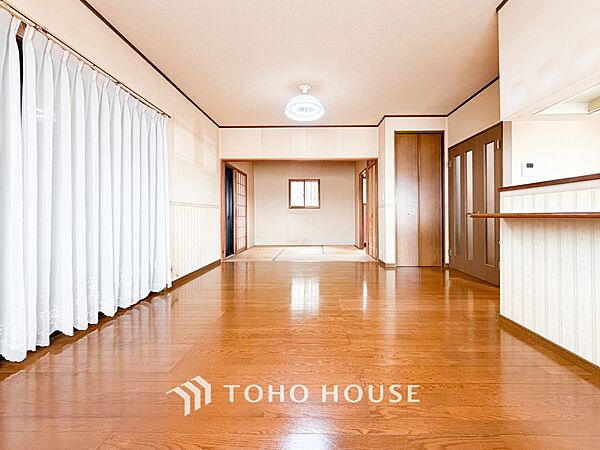 光と風があふれる開放的なリビングダイニングには自然と家族みんなが集まってきます。