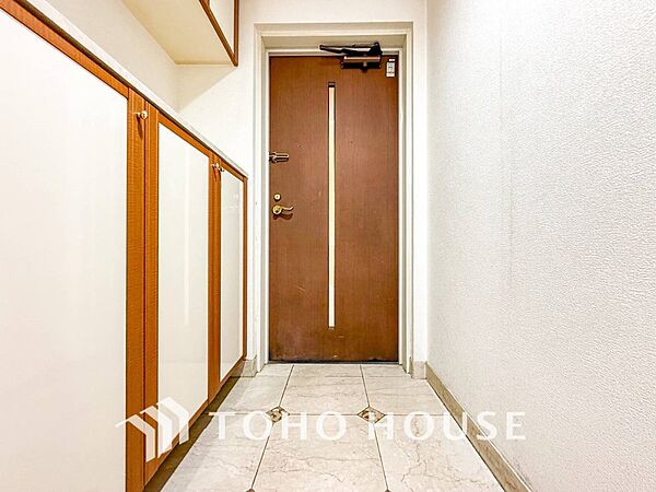 居住者の帰り、訪れる方を優しく迎えてくれる開放感のある玄関。