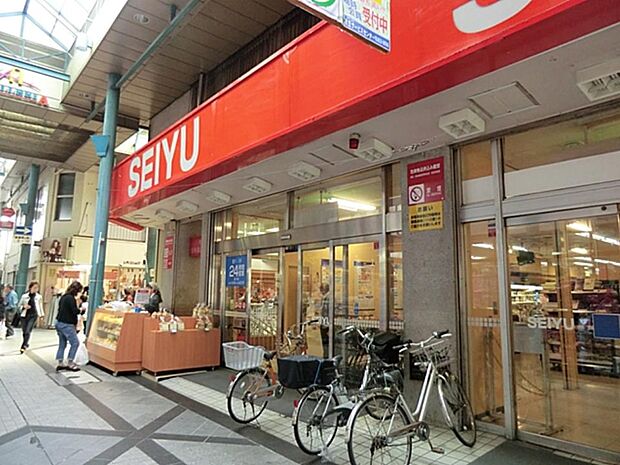 「365日、新鮮な驚きを。」生鮮品やお総菜など充実の品揃え。100円ショップや衣料品のフロアも。