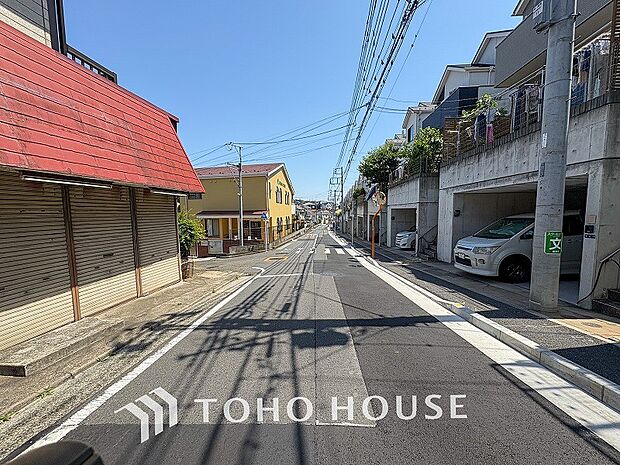 前面道路含む現地写真『快適』は「家」と「街」と「環境」が調和した時に訪れるだと改めて感じさせてくれます。