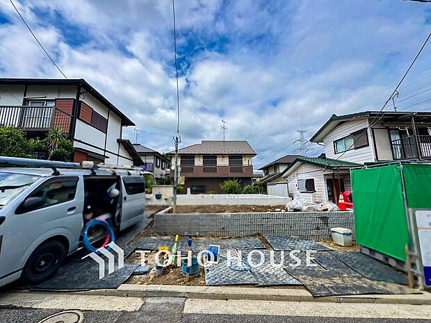 落ち着きのある閑静な住宅街に佇む邸宅。きっとここからご家族のかけがえのない想い出が作られることでしょう。