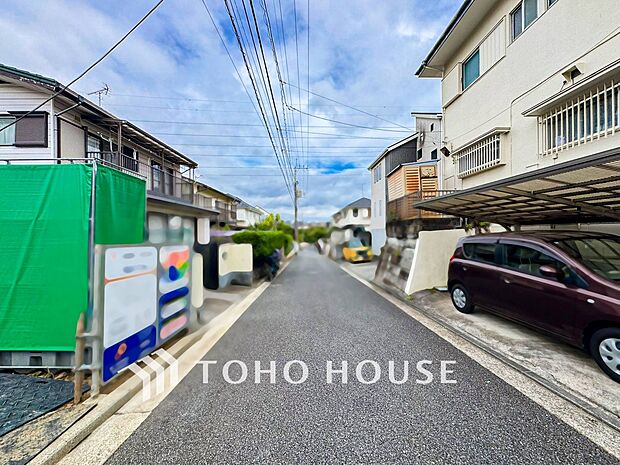 前面道路含む現地写真『快適』は「家」と「街」と「環境」が調和した時に訪れるだと改めて感じさせてくれます。