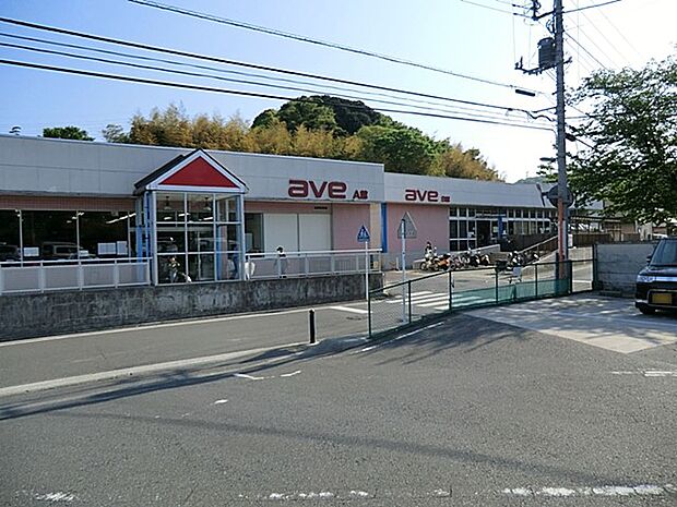 品揃え豊富なスーパーマーケット。ちょっとした日用品も取り揃えており、土日祝日は特に賑わっています。