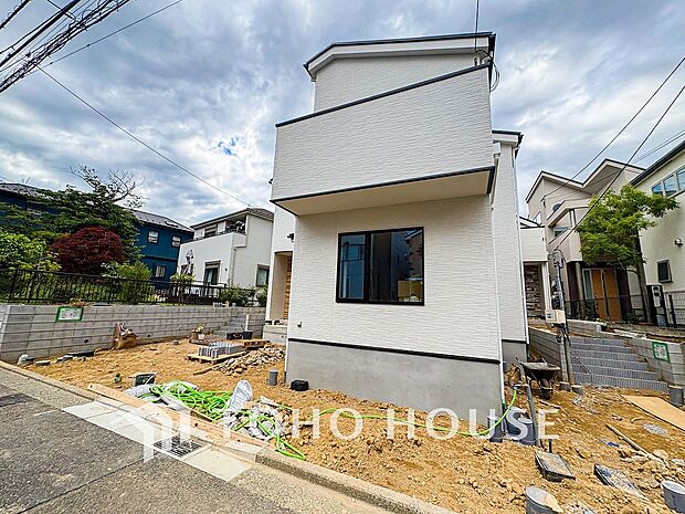 爽やかな青空の下に贅沢なほどに降り注ぐ陽光、豊かな居住性と、クオリティが見事に調和した住空間。