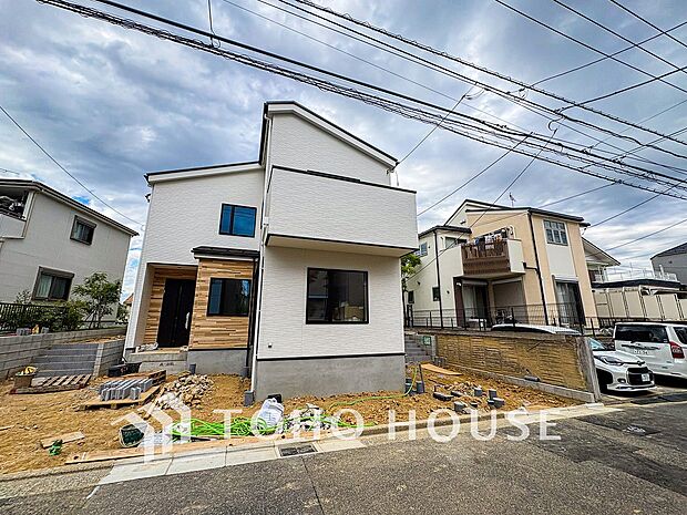 住む人を映し出す洗練された佇まいは、いつまでも輝き続けながらいつしか街の風景に溶け込んでいきます。