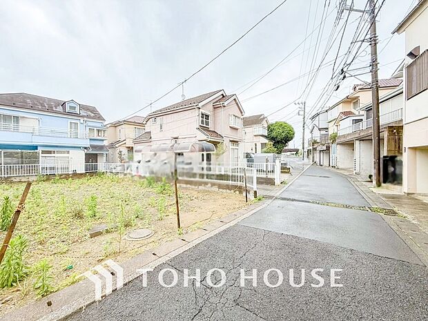 前面道路含む現地写真『快適』は「家」と「街」と「環境」が調和した時に訪れるだと改めて感じさせてくれます。