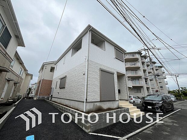 住む人を映し出す洗練された佇まいは、いつまでも輝き続けながらいつしか街の風景に溶け込んでいきます。
