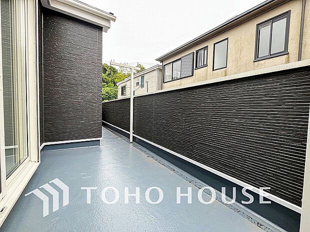 暮らしの中で光と風を演出してくれるバルコニー。のびかな景観も眺めることができます。