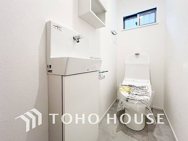 トイレはシンプルにホワイトで統一した温水洗浄付です。