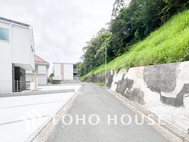 前面道路含む現地写真『快適』は「家」と「街」と「環境」が調和した時に訪れるだと改めて感じさせてくれます。