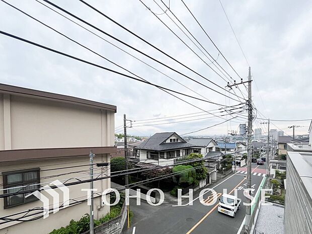 木々の緑がまぶしい、豊かな緑と静寂。ずっと見ていたいと思わせてくれる景色。