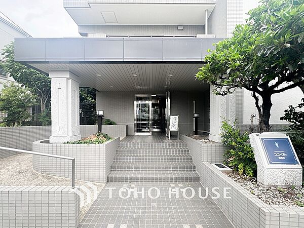 住む人や訪れる人やさしくエスコートする玄関アプローチ。