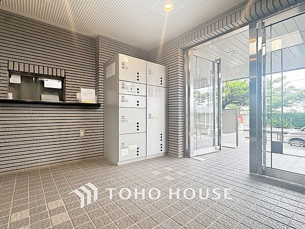 住まう誇らしさと安心感を演出する落ち着いた雰囲気のエントランス。