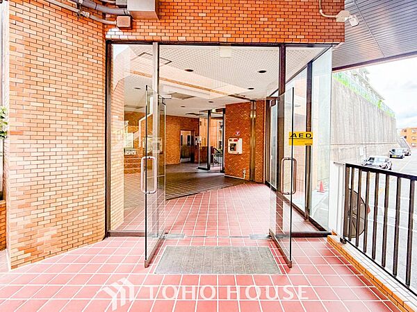 住まう誇らしさと安心感を演出する落ち着いた雰囲気のエントランス。