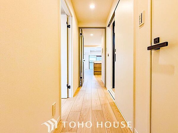 上質感漂う廊下。居住者の帰り、訪れる方を優しく迎える・安らぎに満ちた生活空間を予感させる。