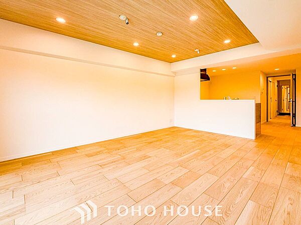 忙しい朝でも、しっかり家族が揃って食事をして頂けるゆとりある大きさのダイニングスペース。