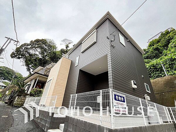 前面道路含む現地写真『快適』は「家」と「街」と「環境」が調和した時に訪れるだと改めて感じさせてくれます。