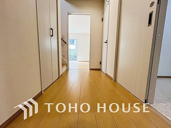 上質感漂う廊下。居住者の帰り、訪れる方を優しく迎え安らぎに満ちた生活空間を予感させます。