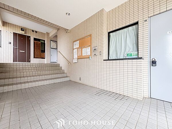 住まう誇らしさと安心感を演出する落ち着いた雰囲気のエントランス。