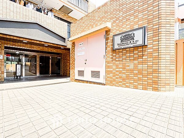 住まう誇らしさと安心感を演出する落ち着いた雰囲気のエントランス。