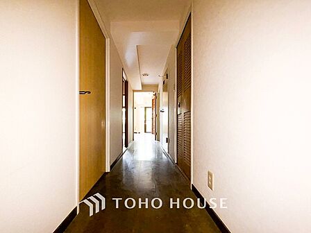 上質感漂う廊下。居住者の帰り、訪れる方を優しく迎え安らぎに満ちた生活空間を予感させる。