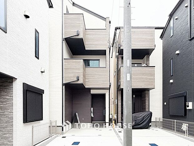 住む人を映し出す洗練された佇まいは、いつまでも輝き続けながらいつしか街の風景に溶け込んでいきます。
