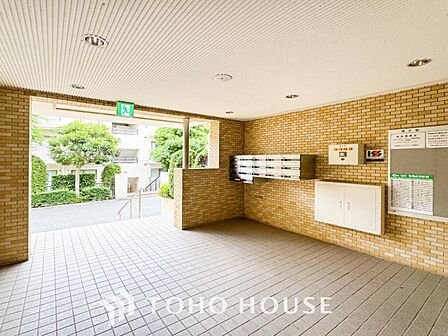 光あふれる開放感あるロビーは上質で洗練された空間。