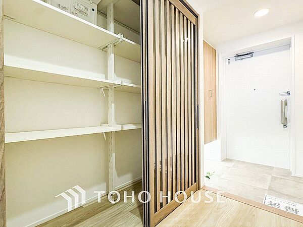 居住者の帰り、訪れる方を優しく迎えてくれる玄関です。