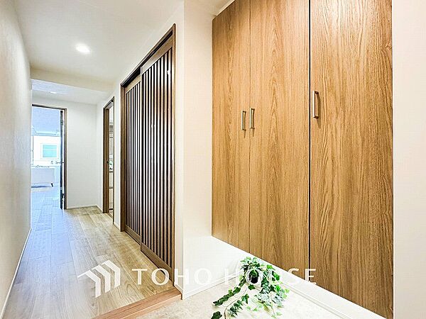 上質感漂う廊下。居住者の帰り、訪れる方を優しく迎え安らぎに満ちた生活空間を予感させます。