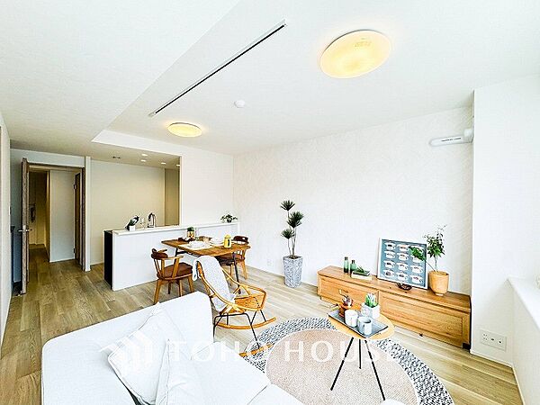 爽やかな色合いのフローリングと清潔感の溢れるクロスが明るい空間を創り出しているリビングダイニング。