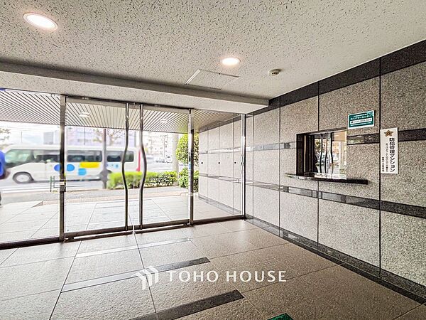住まう誇らしさと安心感を演出する落ち着いた雰囲気のエントランス。