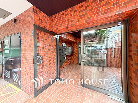 プライベート感が高まる、居住者を優しく迎え入れてくれるエントランス。
