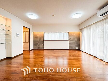 やわらかな陽射しがふりそそぎ、室内に開放感と爽快感をもたらします。