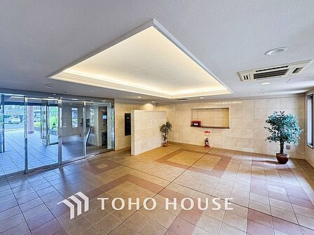 外と内をつなぐロビーは、落ち着いた雰囲気を漂わせた上質な空間です。