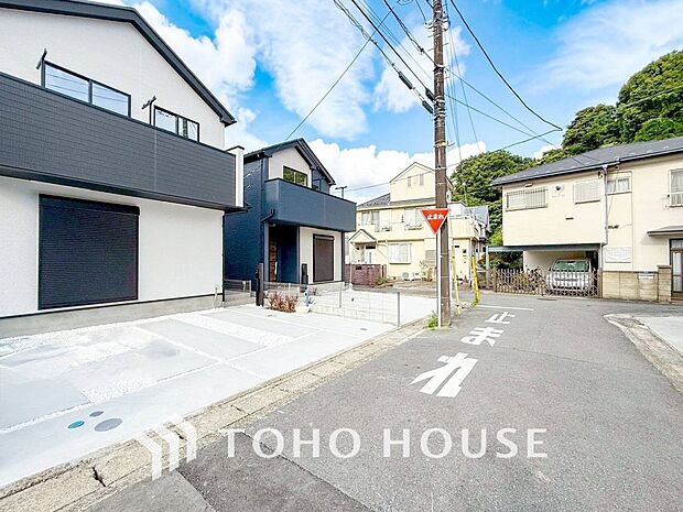 前面道路含む現地写真『快適』は「家」と「街」と「環境」が調和した時に訪れるだと改めて感じさせてくれます。