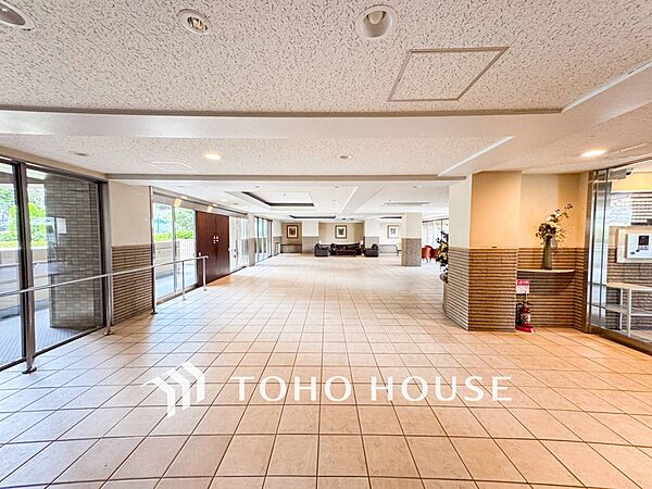 住まう誇らしさと安心感を演出する落ち着いた雰囲気のエントランス。