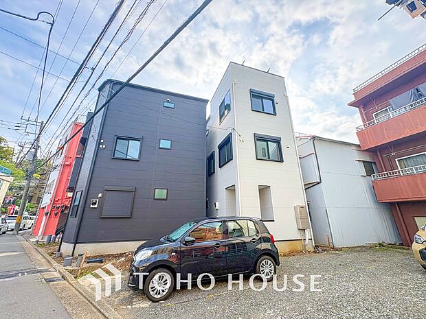 住む人を映し出す洗練された佇まいは、いつまでも輝き続けながらいつしか街の風景に溶け込んでいきます。
